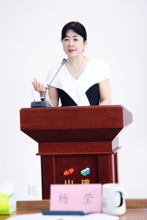 楊總主持會議并發言（小文件）