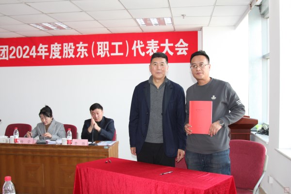 3、王董事長與第七分公司經理安長福簽訂2025年目標責任書