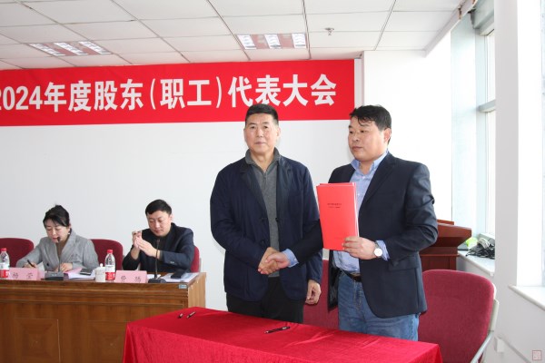 8、王董事長與安裝消防公司經理吳洪勇簽訂2025年目標責任書