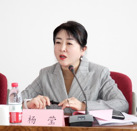 黨委書記、副董事長楊瑩主持會議（采用照片）